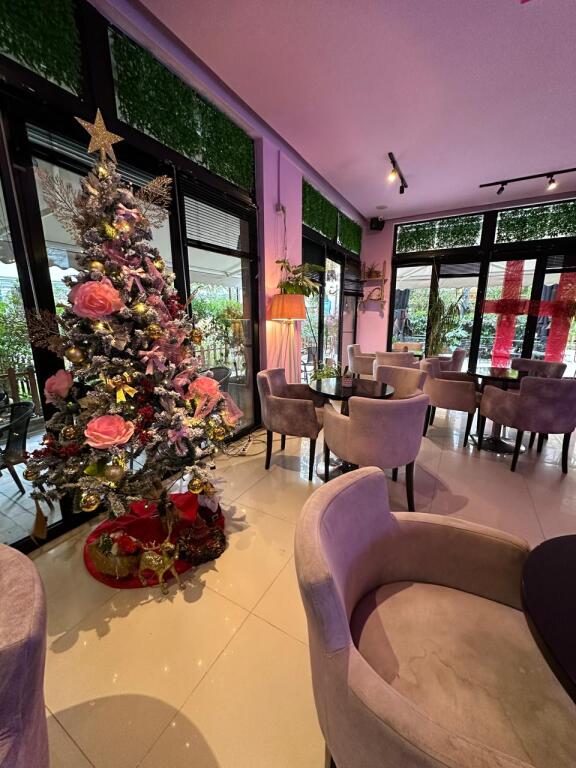 🍹 Jepet me Qira Lokal  📍 5 Maj 🏢 Sipërfaqe të brendshme: 65 m² 🌿 Verandë: 50 m² 🍽️ Kapacitet: 20 tavolina gjithsej 🏠 Kati: 0 (në gjendje pune)  💶 Çmimi: 700 € / muaj  ✅ Gati për biznes – funksional dhe i kompletuar!