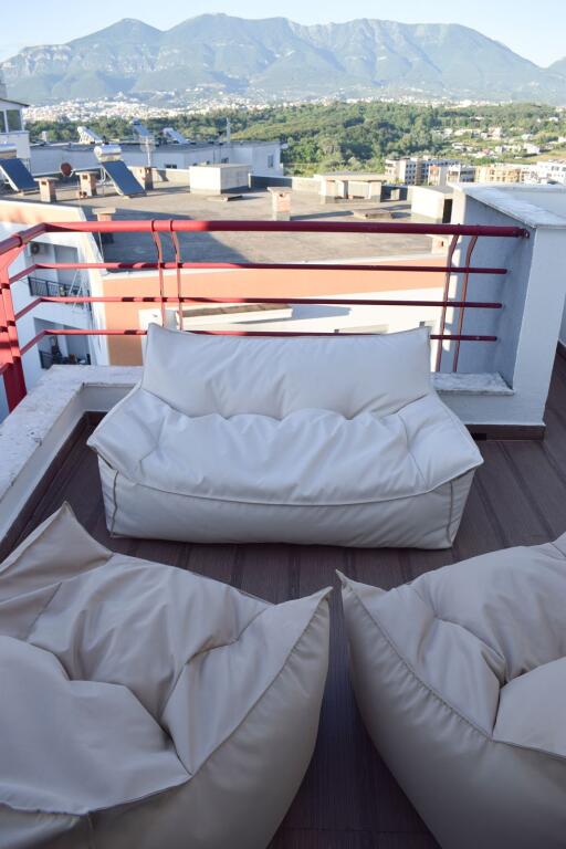 Tek Liqeni i Thate, Jepet Me Qira Apartament 2+1+2 Me Mobilim Modern! 900€/muaj Qira