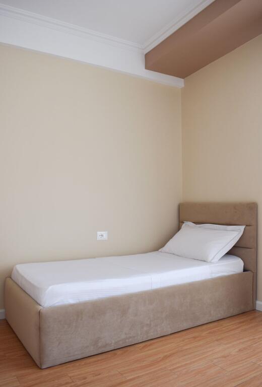 Tek Liqeni i Thate, Jepet Me Qira Apartament 2+1+2 Me Mobilim Modern! 900€/muaj Qira