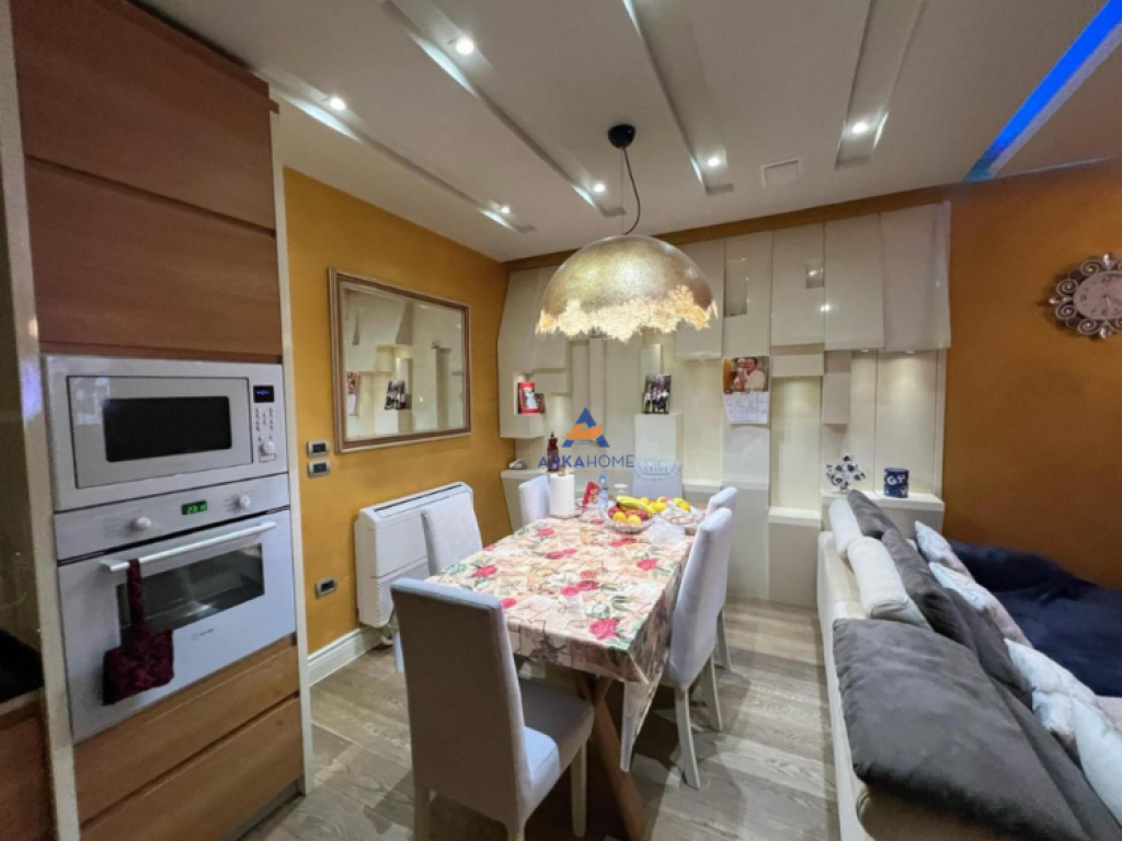 JEPET ME QERA APARTAMENT 3+1+BALLKON "UNAZA E RE" 750 EURO ( I DISKUTUSHEM).