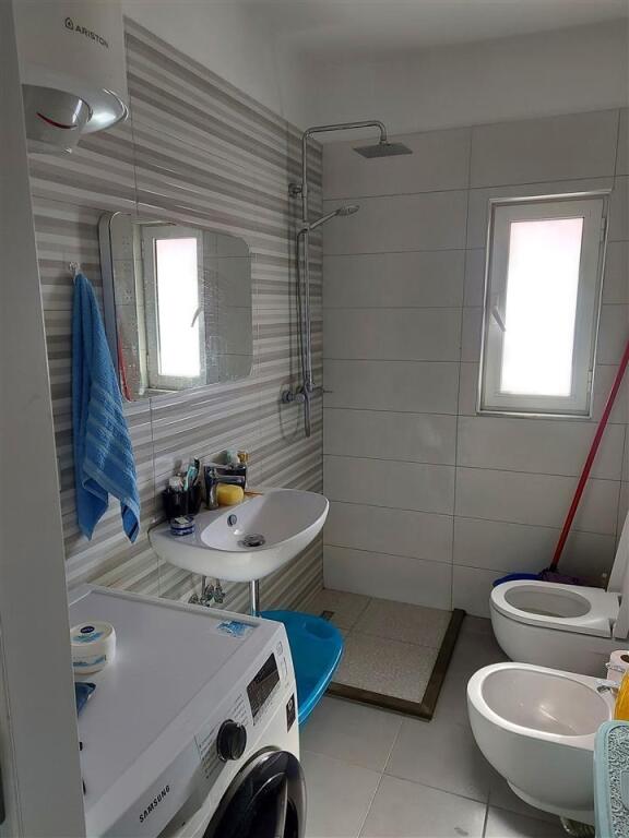 Rr. Kongresi i Manastirit,perballe Urgjences se Pediatrise jepet me qera apartament 2+1,i mobiluar.50,000Leke