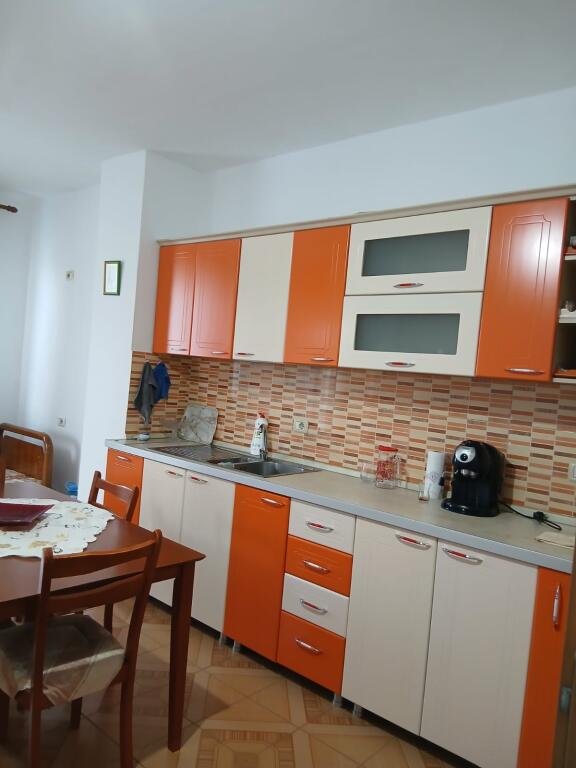 Shitet Apartament ne plazh