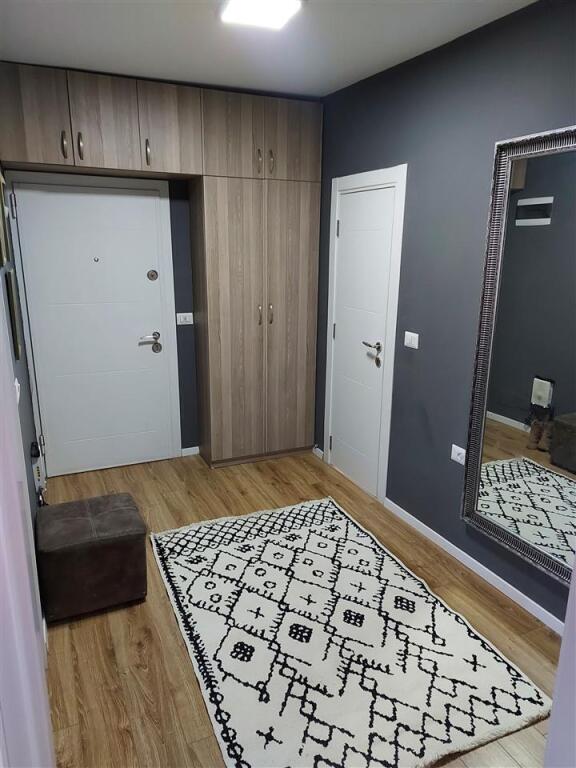Rr. Kongresi i Manastirit,perballe Urgjences se Pediatrise jepet me qera apartament 2+1,i mobiluar.50,000Leke
