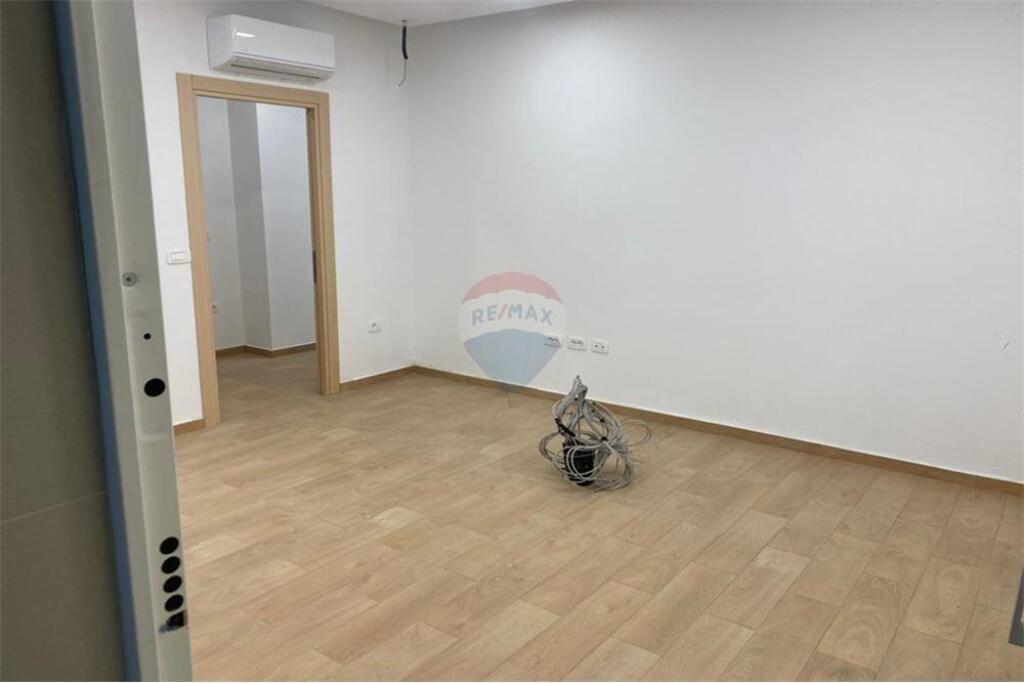 Shitet Apartament 3+1 +2+ post parkimi – Laprake