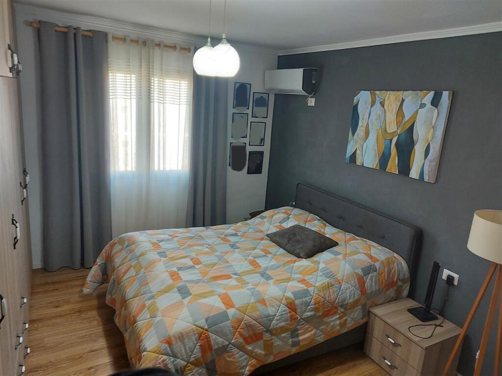 Rr. Kongresi i Manastirit,perballe Urgjences se Pediatrise jepet me qera apartament 2+1,i mobiluar.50,000Leke