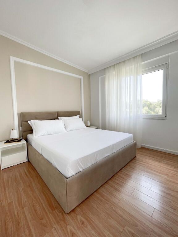 Tek Liqeni i Thate, Jepet Me Qira Apartament 2+1+2 Me Mobilim Modern! 900€/muaj Qira