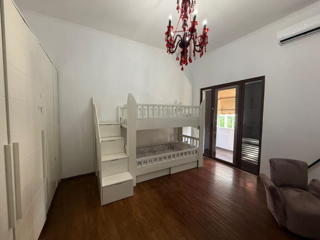 Apartament 2+1+2 per qira ne qender me pamje nga sheshi