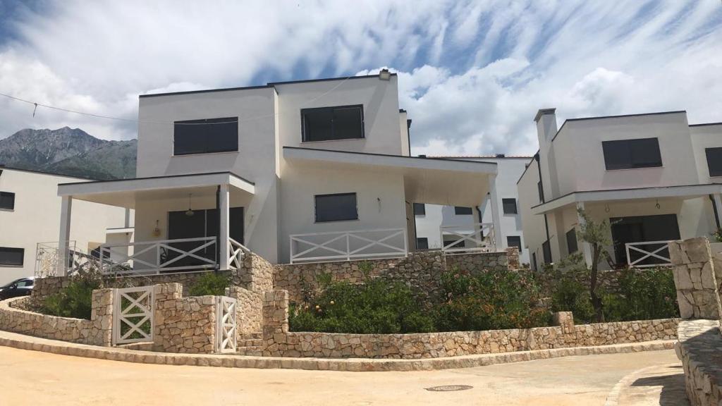 🏡Shitet Vilë 2-katëshe te Kompleksi White Rocks, Drymades, Dhërmi!