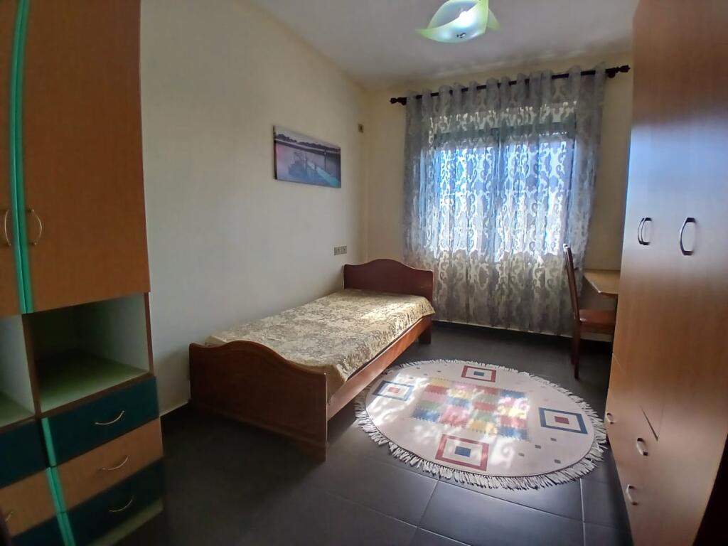 Jepet shtepi private me qera 2+1 tek Siri Kodra