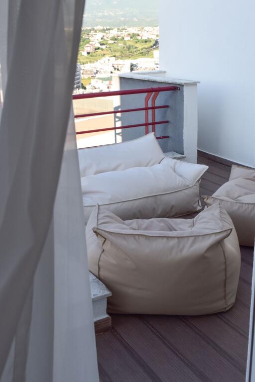 Tek Liqeni i Thate, Jepet Me Qira Apartament 2+1+2 Me Mobilim Modern! 900€/muaj Qira