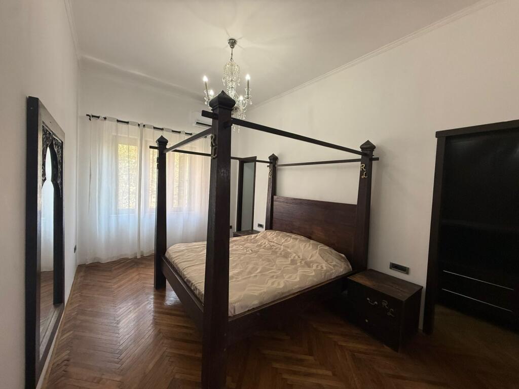 Apartament 2+1+2 per qira ne qender me pamje nga sheshi