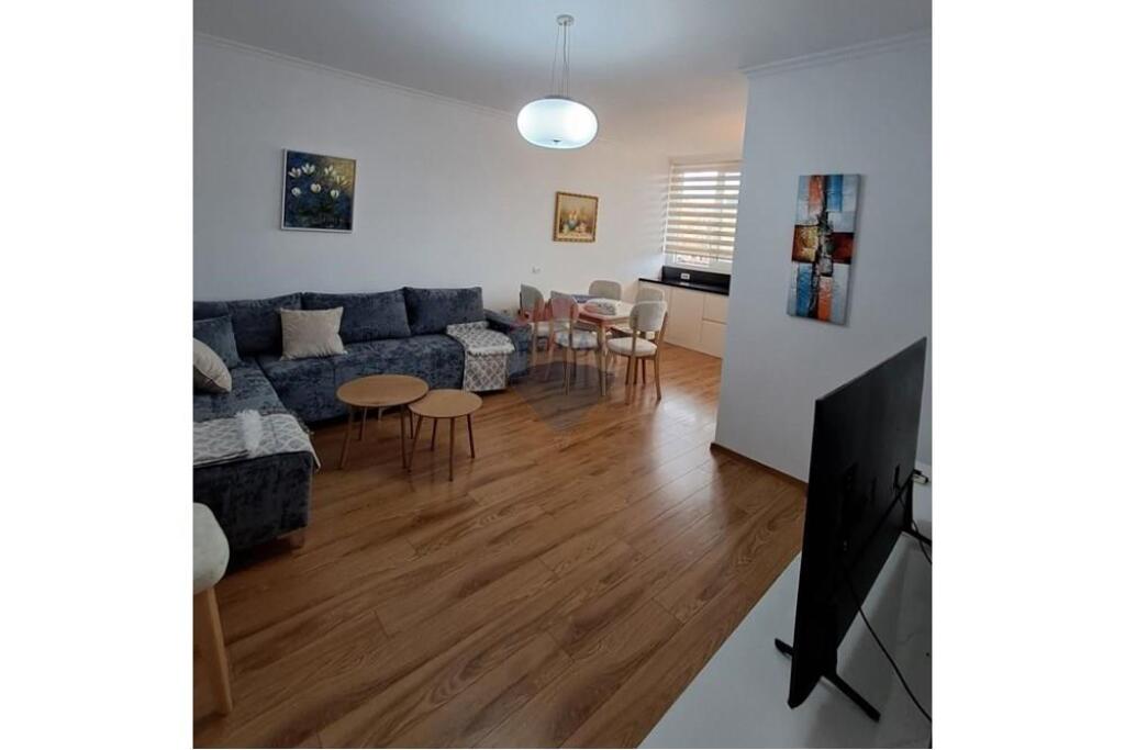 Apartament 2+1 +2 poste parkimi tek Pazari i Ri !