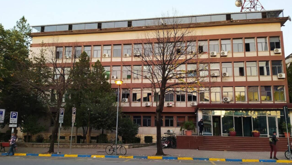 🏢 Apartament 2+1 në Shitje pranë Radio Televizionit Shqiptar te Stadiumi!