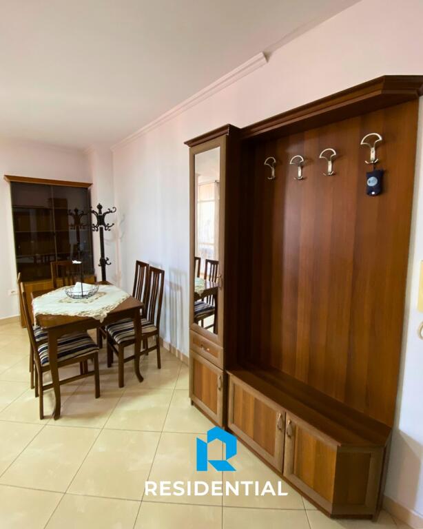 Tek Rruga E Barrikadave Jepet Me Qira Apartament 2+1 I Mobiluar!