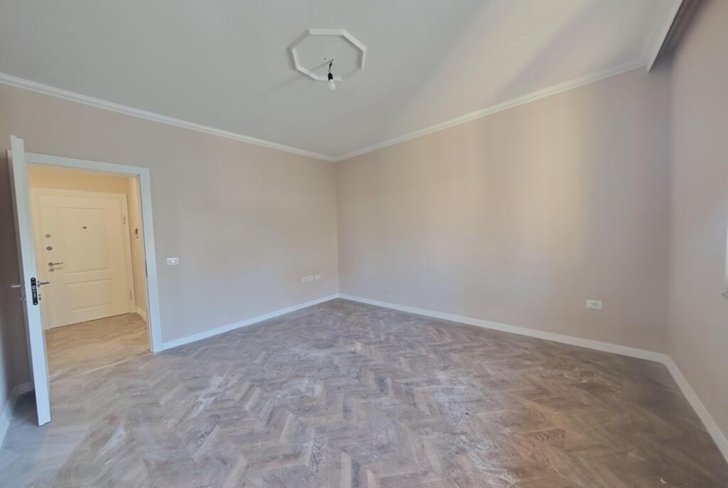 Tek Medreseja Jepet Apartament 2+1 Per Qira