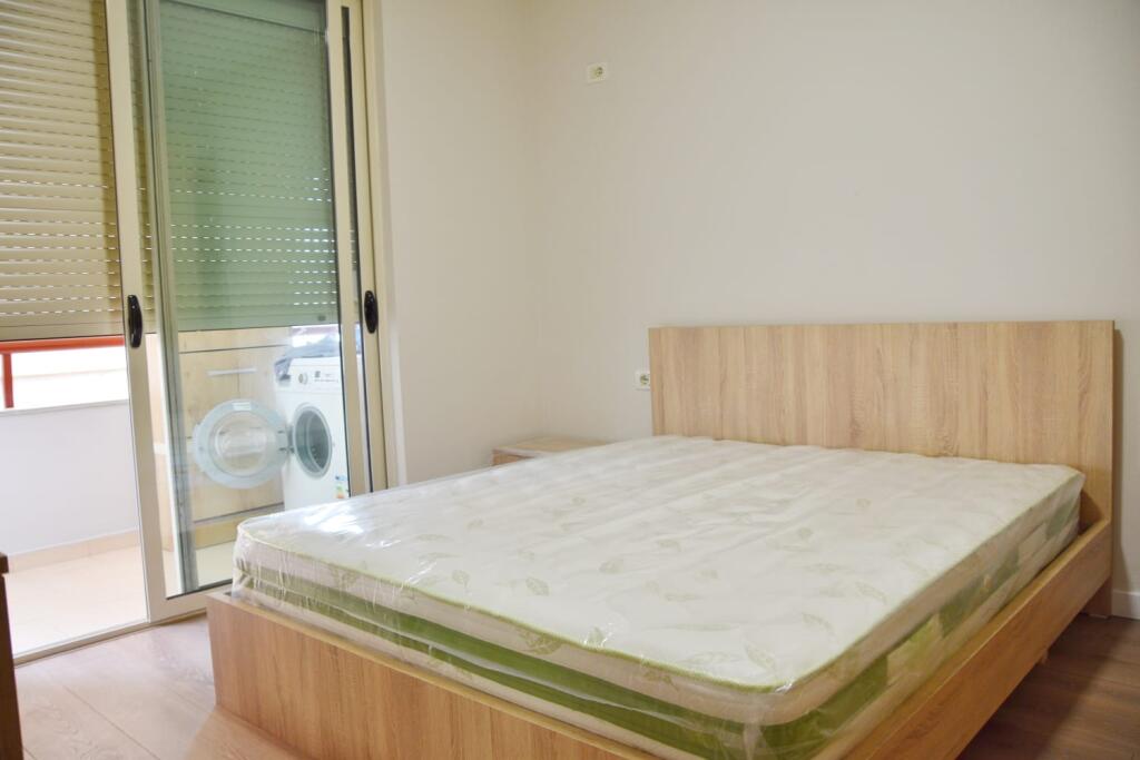 🏢Ne zonen e Vasil Shantos,prane Drejtorise se Kesh-it , jepet me qera apartament1+1, i mobiluar.65,000Leke