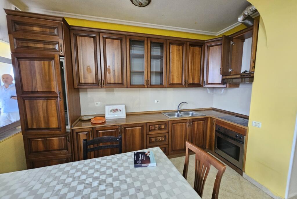 Tek Parlamenti Jepet Me Qira Apartament 2+1+2 I Mobiluar!