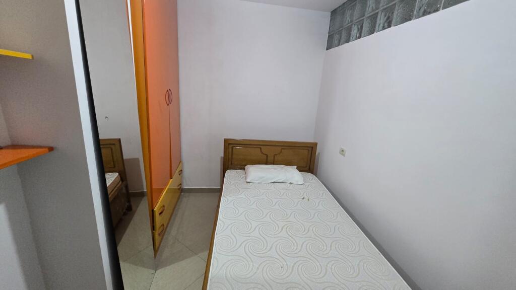 Kodra e Diellit,Rr.Bill Klinton jepet me qera apartament,2+1,i mobiluar 50,000Leke