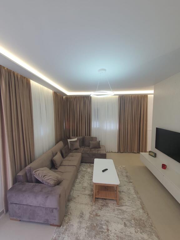 Affittasi casa privata 1+1 con cortile e parcheggio a Mjull Bathore