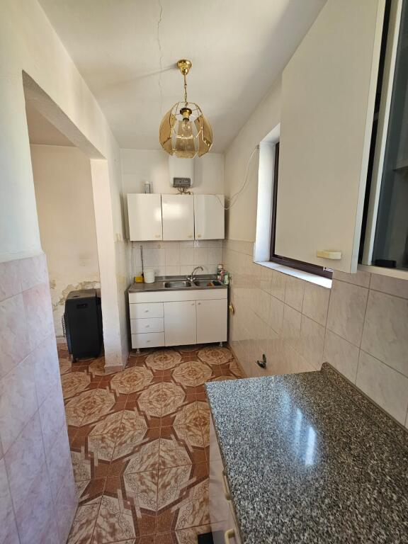 SHITET APARTAMENT 2+1 PRANE LAGJES 5