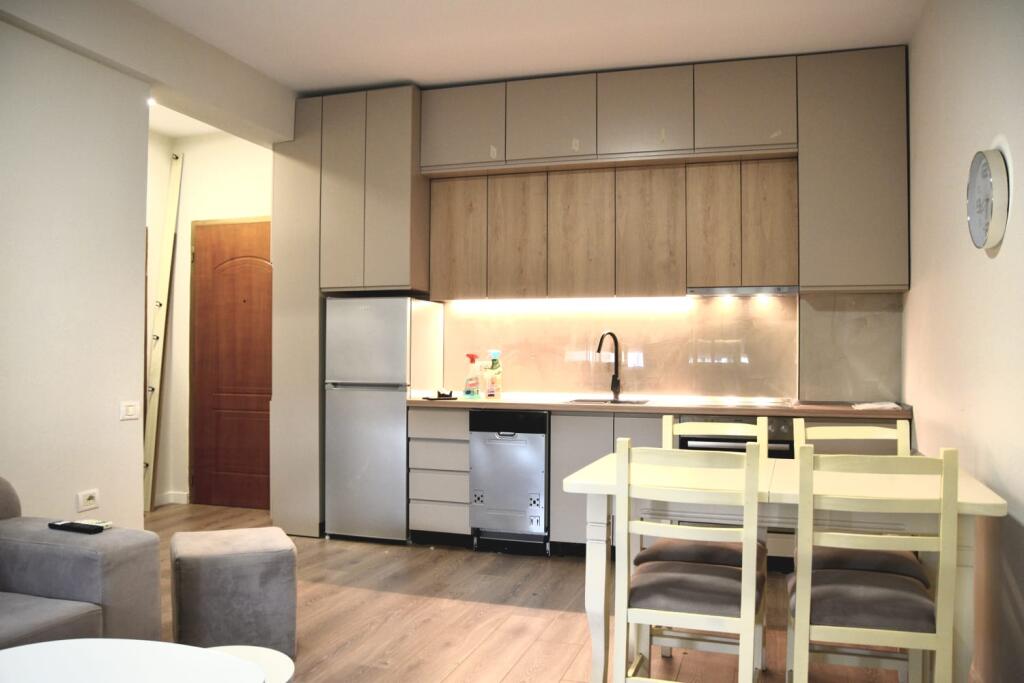 🏢Ne zonen e Vasil Shantos,prane Drejtorise se Kesh-it , jepet me qera apartament1+1, i mobiluar.65,000Leke