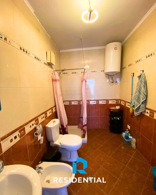 Tek Rruga E Barrikadave Jepet Me Qira Apartament 2+1 I Mobiluar!