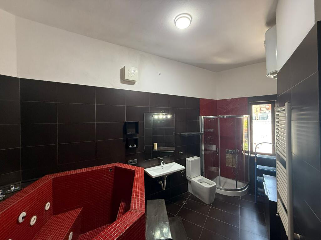 Apartament 2+1+2 per qira ne qender me pamje nga sheshi