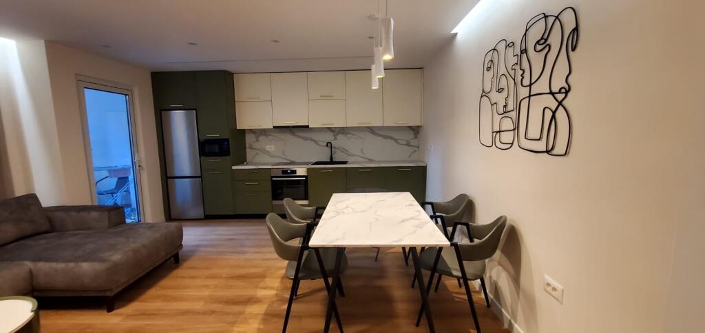 Apartament 2+1 me qera ne qender