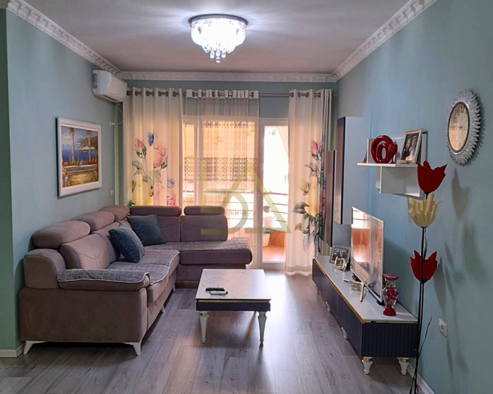 Shitet Apartament në Rrugën Shkëlqim Fusha – Përballë Qendrës Kristal