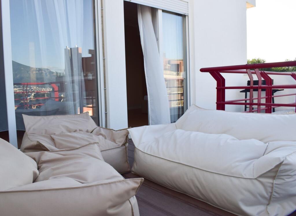Tek Liqeni i Thate, Jepet Me Qira Apartament 2+1+2 Me Mobilim Modern! 900€/muaj Qira