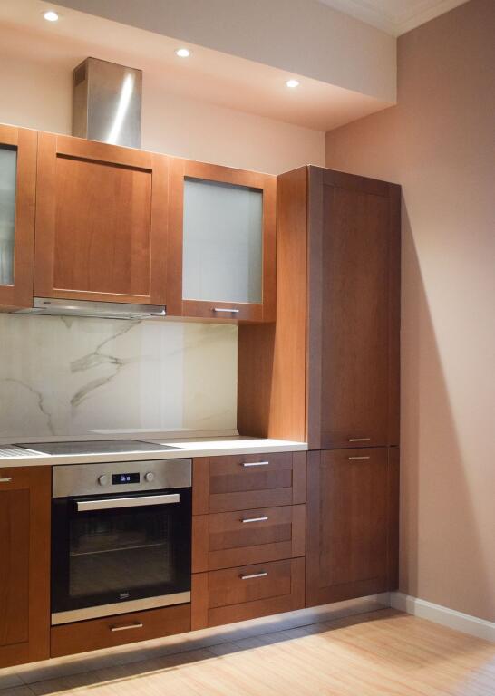 Tek Liqeni i Thate, Jepet Me Qira Apartament 2+1+2 Me Mobilim Modern! 900€/muaj Qira