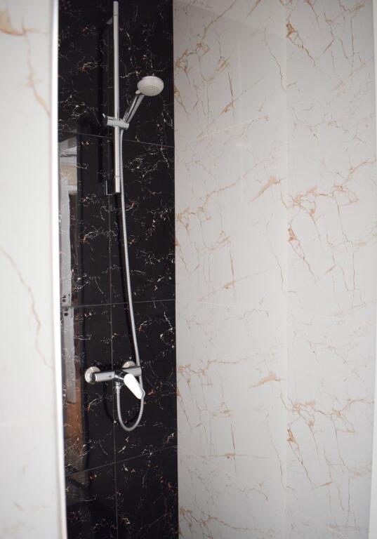 Tek Liqeni i Thate, Jepet Me Qira Apartament 2+1+2 Me Mobilim Modern! 900€/muaj Qira