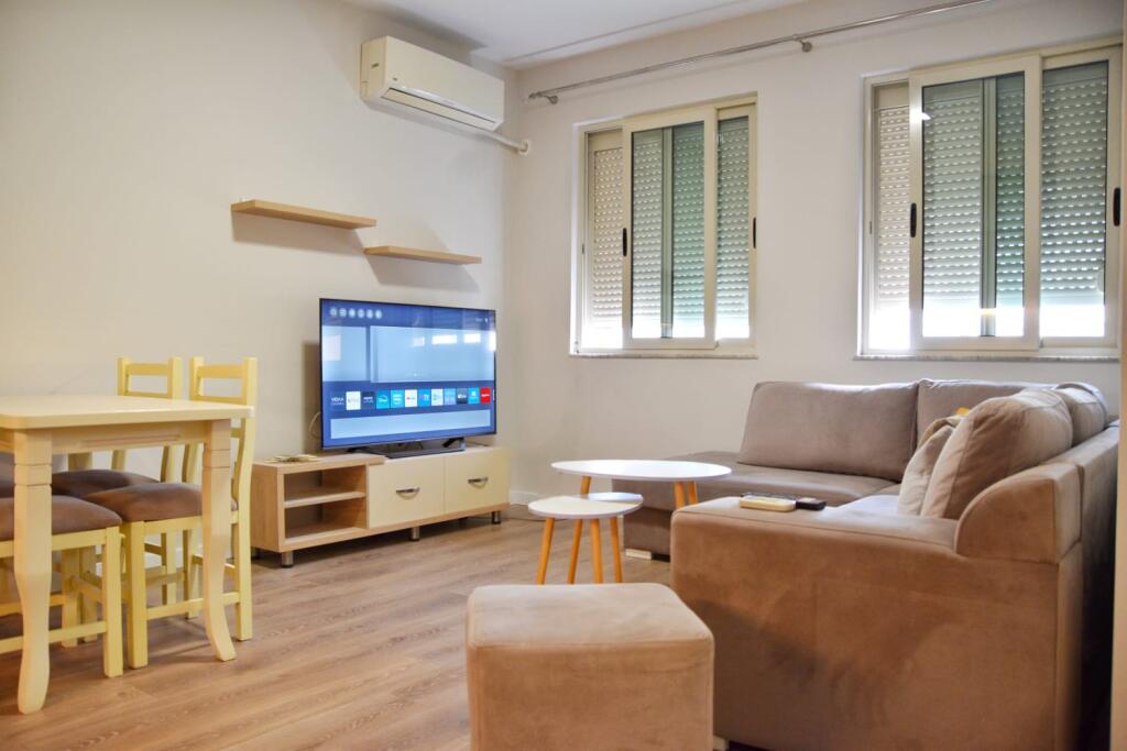 🏢Ne zonen e Vasil Shantos,prane Drejtorise se Kesh-it , jepet me qera apartament1+1, i mobiluar.65,000Leke
