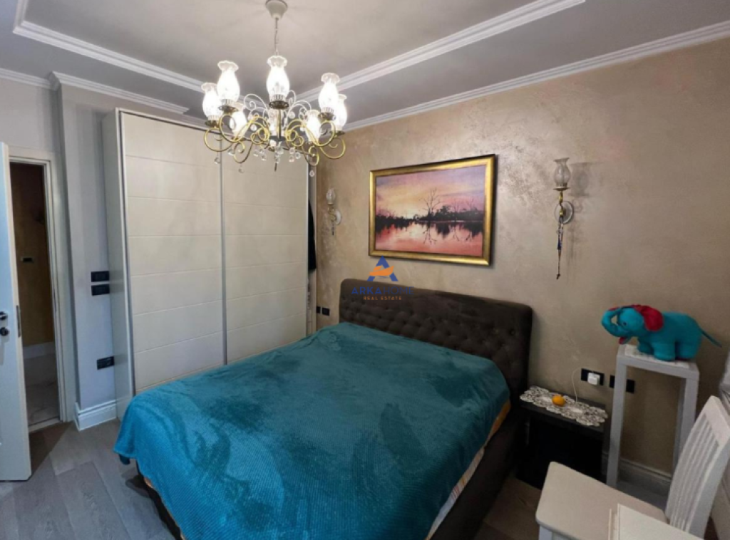 JEPET ME QERA APARTAMENT 3+1+BALLKON "UNAZA E RE" 750 EURO ( I DISKUTUSHEM).