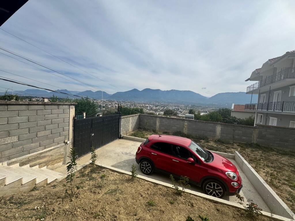 Affittasi casa privata 1+1 con cortile e parcheggio a Mjull Bathore