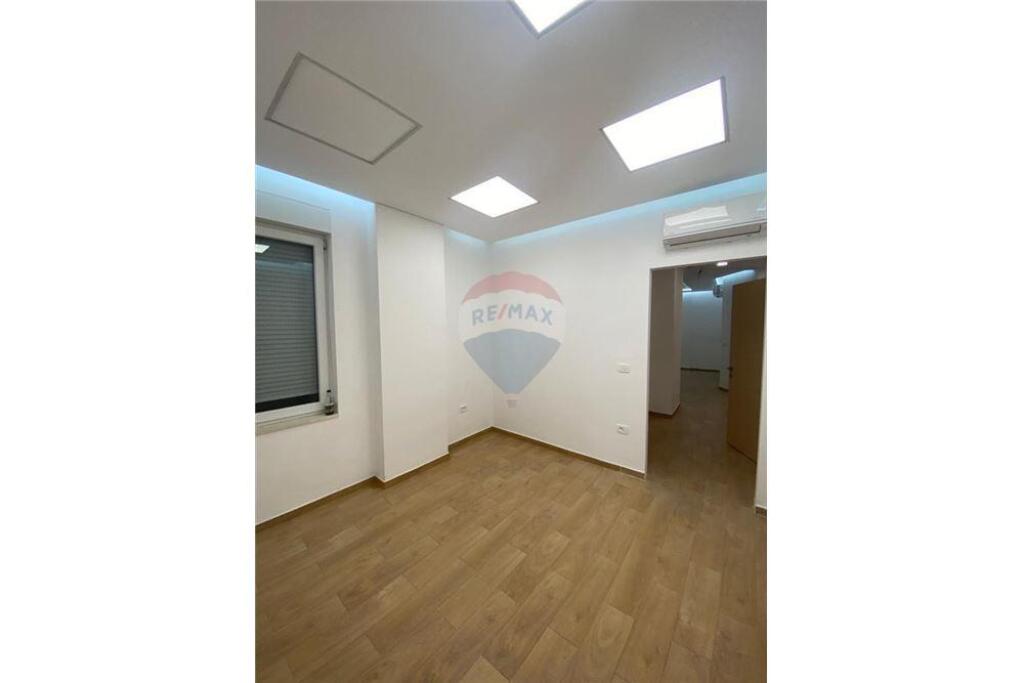 Shitet Apartament 3+1 +2+ post parkimi – Laprake