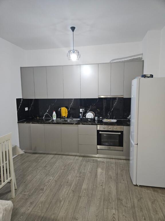 Jepet apartament me qera 1+1 ne Xhamllik