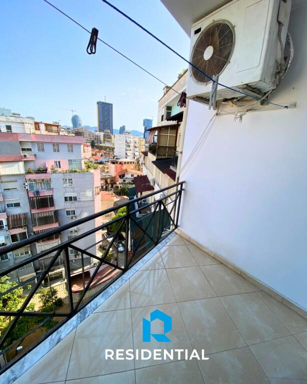 Tek Rruga E Barrikadave Jepet Me Qira Apartament 2+1 I Mobiluar!