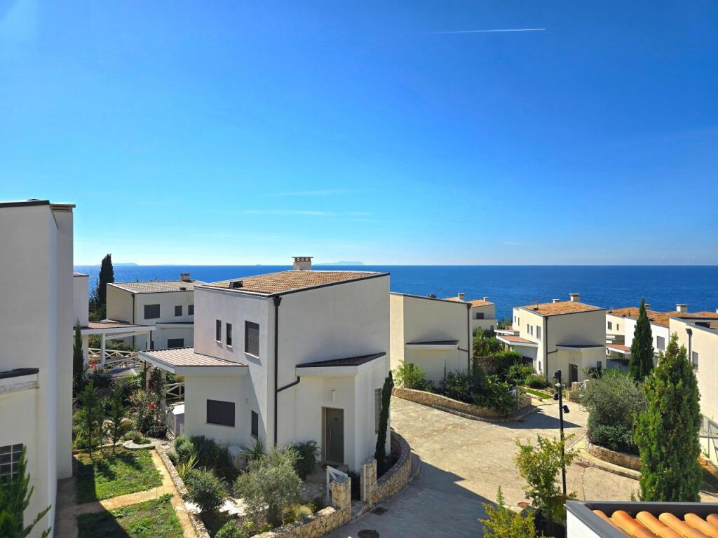 🏡Shitet Vilë 2-katëshe te Kompleksi White Rocks, Drymades, Dhërmi!