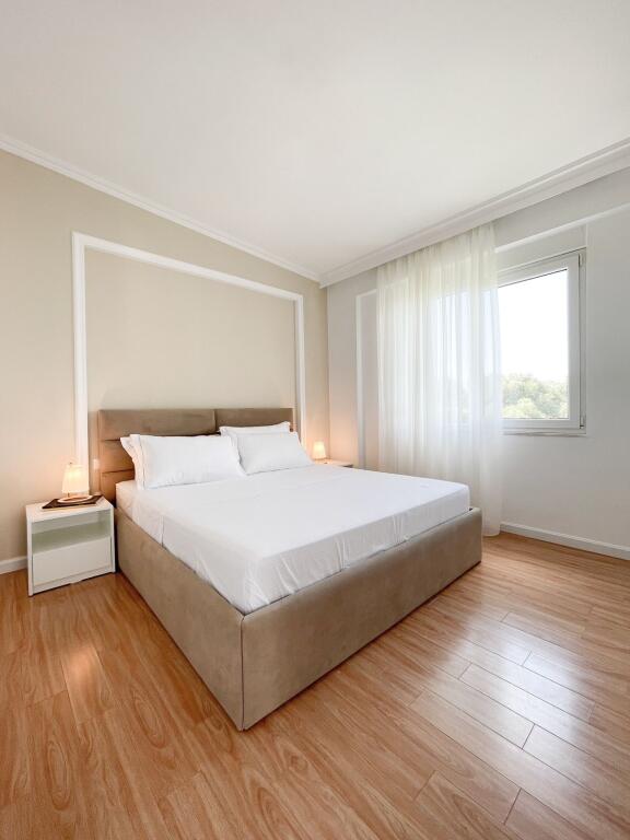 Tek Liqeni i Thate, Jepet Me Qira Apartament 2+1+2 Me Mobilim Modern! 900€/muaj Qira