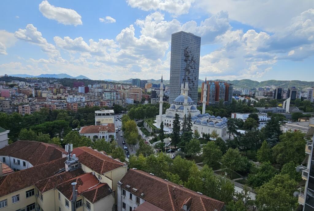 Tek Parlamenti Jepet Me Qira Apartament 2+1+2 I Mobiluar!