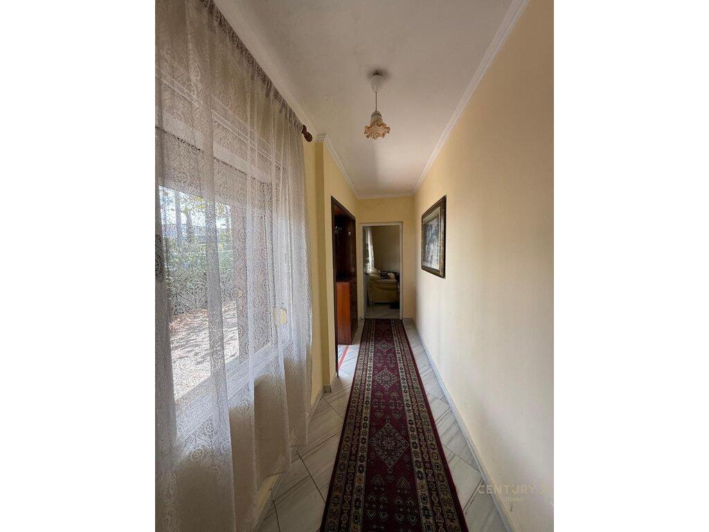 Jepet apartament 1+1 ne rrugen 'Frang Bardhi,Selite