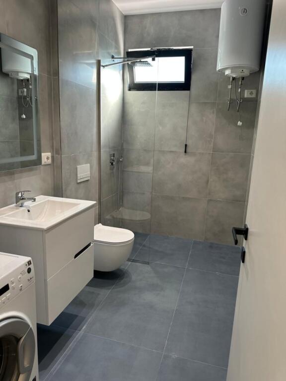 Tirane, Qera Apartament 1+1, Kati 1, 60 m² 400 € Per Vajza Studente (Ali Demi)