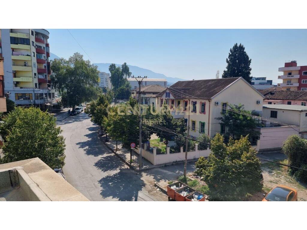 JAPIM ME QIRA APARTAMENT 4+1 PER BANIM, NE KINOSTUDIO!