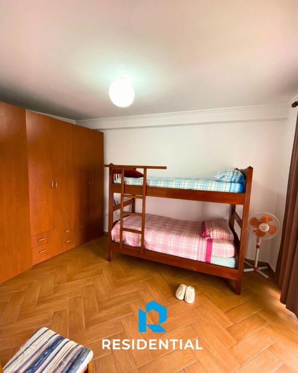 Tek Rruga E Barrikadave Jepet Me Qira Apartament 2+1 I Mobiluar!