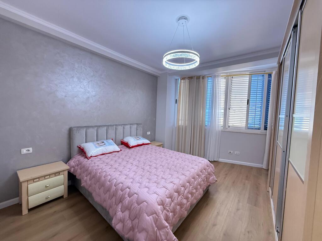 🏠 Shitet Apartament 1+1 – Pranë Kodrës së Diellit 📐 Sipërfaqe Bruto 76.45 m² dhe Neto 63 m2 🏢 Kati: 2 (me ashensor) 🛋️ I mobiluar në mënyrë cilësore 🏢 Pallat i ri 🌅 Orientimi: Lindje 💳 Mundësi shitje me kredi  💰 Çmimi: 140 milion leke