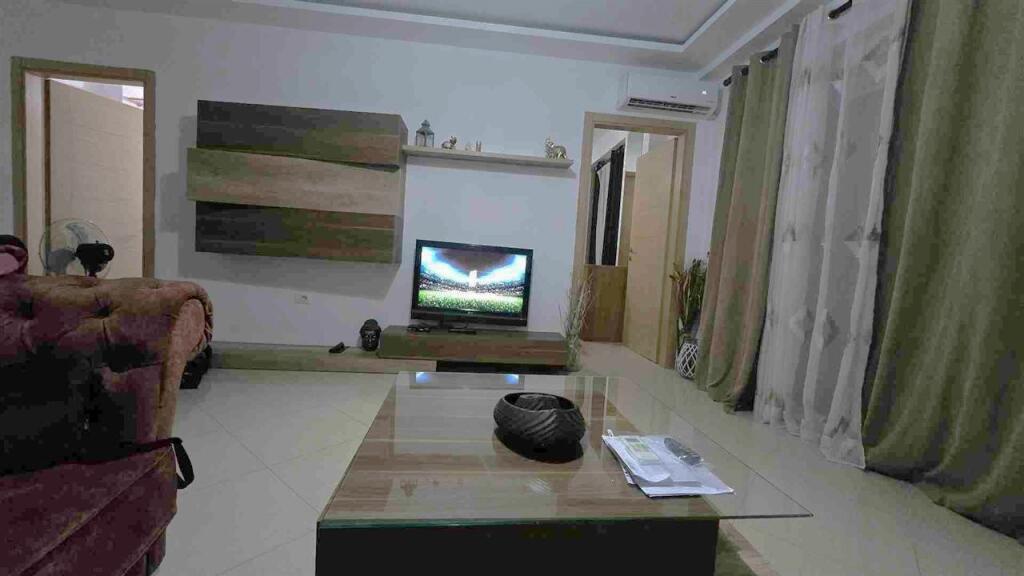 Kodra e Diellit,Rr.Bill Klinton jepet me qera apartament,2+1,i mobiluar 50,000Leke