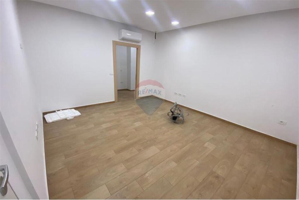 Shitet Apartament 3+1 +2+ post parkimi – Laprake