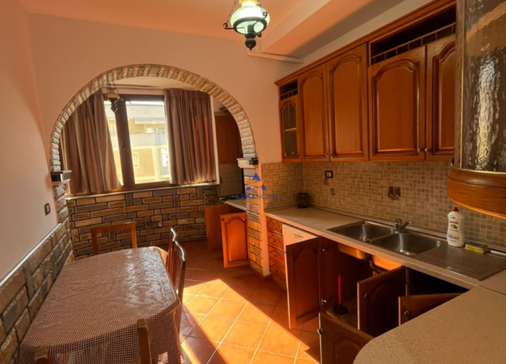 AFFITTASI APPARTAMENTO 4+1+2+BALCONE "VIA ISUF ELEZI, SELITE" 800 EURO.