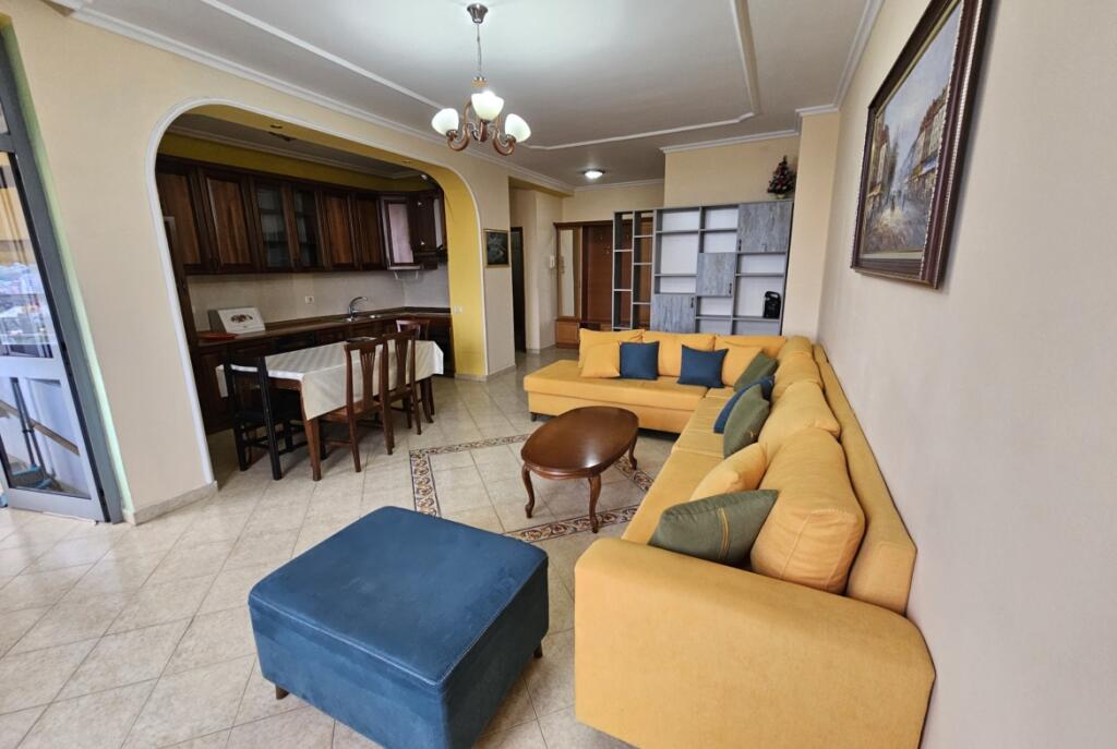 Tek Parlamenti Jepet Me Qira Apartament 2+1+2 I Mobiluar!